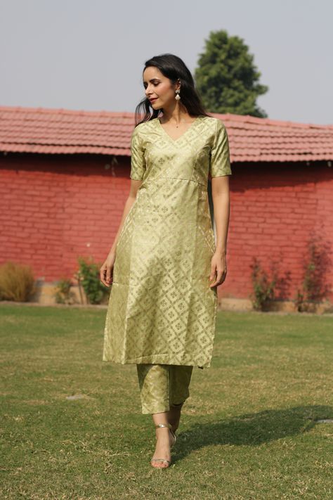 jacquard kurta with pants #banarasisuit #jacquardkurta #jacquardsuit #banarasikurta Brocade Kurti Design With Pants, Women Needs, Jacquard Suit, Kurta Pants, Silk Kurti Designs, Stylish Kurtis Design, Blouse Designs Catalogue, Salwar Pattern, Anarkali Dress Pattern