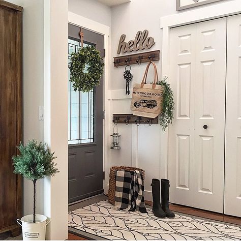 Happy Friday friends! I’m sharing an incredibly talented friend today for #followfriday Dale @bloomingdiyer has transformed every single… Entryway Decor Small, Koti Diy, Small Entrance, Farmhouse Entryway, Small Entryways, Farmhouse Remodel, Entry Way Design, Small Entryway, Farmhouse Style Kitchen