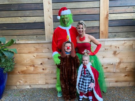 The Grinch Family Costumes, Grinch Halloween, Christmas Parade Floats, Themed Halloween Costumes, Parade Float, Christmas Parade, Christmas Costumes, Grinch Christmas, Family Halloween Costumes