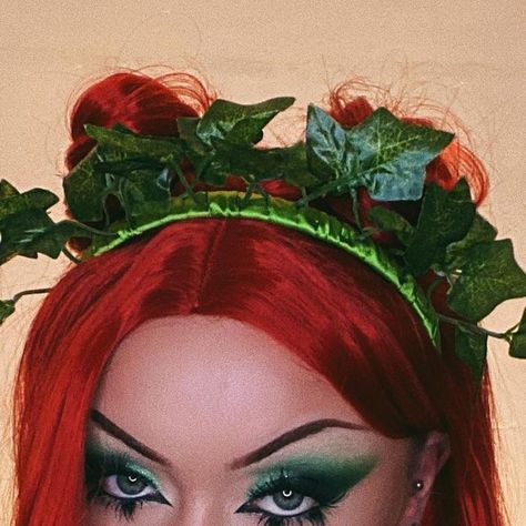 𝗫𝗘𝗡 on Instagram: "close up of my poison ivy 🍃 • costume is from @FashionNova #FashionNova #NovaBeauty 💚 • PRODUCTS USED: AD//gifted products have a * 🌿 @elemis_uki superfood glow priming moisturiser* 🌿 @esteelauderuk double wear foundation in shade 2C0* 🌿 @collectioncosmetics_uk perfecting concealer in shade extra fair* 🌿 @aestheticacosmetics cream contour palette* 🌿 @laroc_cosmetics pro artistry book chapter 2* 🌿 @opvbeauty metal and liquid glitter in 901* 🌿 @novabeauty gel eyeliner in shade Posin Ivy Makeup, Poison Ivy Cosplay Makeup, Poison Ivy Costume Makeup, Poison Ivy Makeup Looks, Poison Ivy Makeup Ideas, Poison Ivy Hair, Poison Ivy Nails, Ivy Makeup, Poison Ivy Makeup