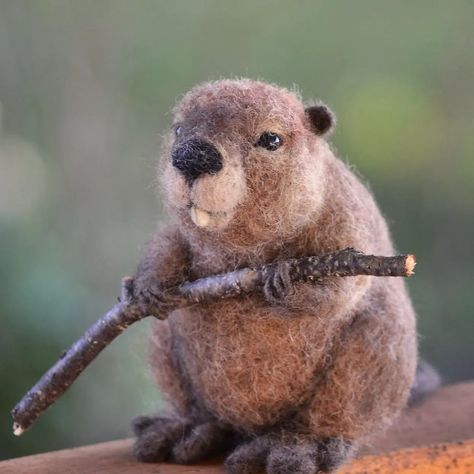 Needle Felted Beaver, Felt Beaver, Felted People, Needle Felting Diy Tutorials, Felting Diy, Felted Crochet, Baby Toys Diy, Needle Felting Diy, Wool Felt Projects