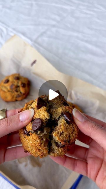 Samah Dada on Instagram: "follow @dadaeats for more easy, healthy desserts! 

you only need ONE banana to make these… ONE. BANANA. MUFFIN. TOPS! (and they’re gluten-free with a vegan option)! 

this is an absolute staple recipe for me, and it’s SO easy to make. I love that it comes together so quickly, and is a small batch recipe, so it makes just 4-6 muffin tops, perfect for a small group or single serving 😎 made with simple ingredients, refined-sugar free, studded with melty chocolate chips, and it rescues lone bananas everywhere. love that for us….since food waste is not cute. it’s also one of the most popular recipes from my cookbook. i hope you enjoy this recipe!

Ingredients
1 ripe banana
2 tbsp maple syrup
1/4 cup almond flour
1/4 cup coconut flour
1/2 tbsp coconut oil, melted and Chickpea Chocolate Chip Cookies, Levain Cookies, Giant Cookies, Almond Flour Cookies, Pumpkin Chocolate Chip Muffins, Gluten Free Cookie Recipes, Healthy Chocolate Chip, Pumpkin Chocolate Chip Cookies, Cookies Easy