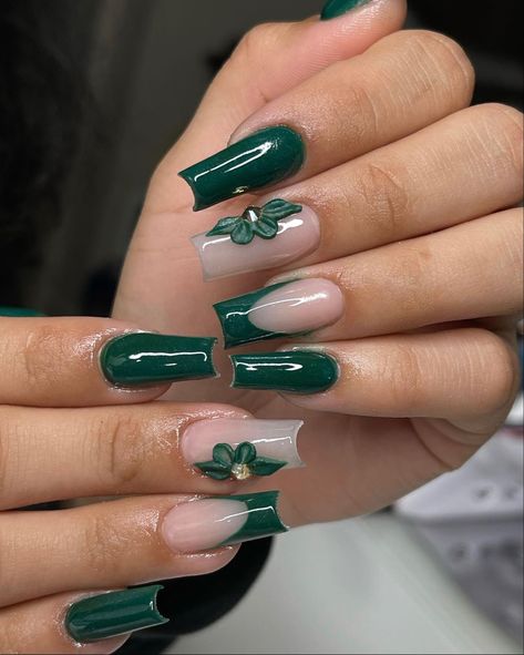 Acyrilics Nails Green, Dark Green Nails Medium Length, Green Emerald Nails Short, Quinceanera Nails Emerald Green Short, Cute Short Nail Sets Green, Dark Green Nails For Hoco, Pretty Emerald Green Nails, Emerald Green Graduation Nails, Emerald Green Quince Nails Simple