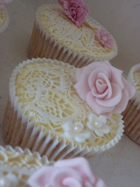 Cupcakes Pictures, Pink Favors, Cupcakes Pretty, Lace Cakes, Perfect Cupcakes, Vintage Cupcakes, Lace Cupcakes, Cupcake Boutique, Cupcake Inspiration