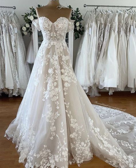 Romantic Wedding Dress Flowy, Simple Classy Wedding Dress, Sweetheart Ballgown, Wedding Dress Suit, Ballgown Wedding Dress, Romantic Wedding Dress, Ballgown Wedding, Dream Wedding Decorations, Wedding Dress Flowy