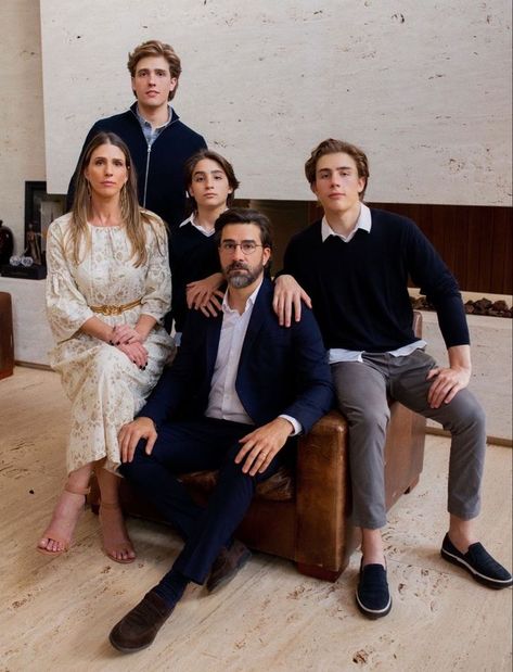 Family Potrait, Perfect Selfie, Dream Family, Super Rich Kids, Rich Family, Aesthetic Boys, Future Lifestyle, Rich Kids, Family Fashion