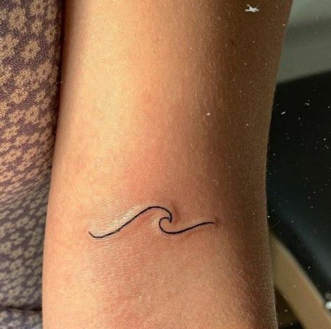 Beach Wave Finger Tattoo, Cute Wave Tattoos Small, Beach Wave Tattoo Ideas Small, Mini Tattoos Wave, Simple Waves Tattoo, Wave Tattoo Simple Wrist, Cute Wave Tattoos, Beach Wave Tattoos For Women, Ohana Wave Tattoo