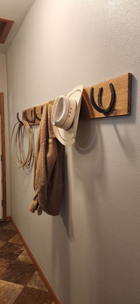 Western Bar Decor Ideas, Diy Western Home Decor Rustic, Horse Shoe Rack, Western Home Ideas Farmhouse, Small House Western Decor, Horse Shoe Shoe Rack, Western Aesthetic Home Decor, House Interior Western, Western Dog Room