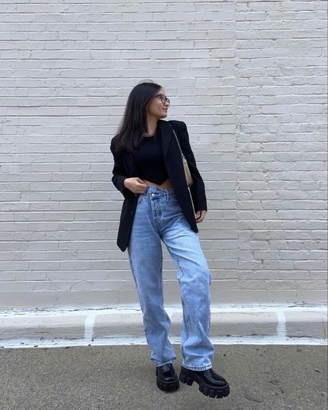 Classic fall outfit inspiration wearing an oversized blazer, baggy jeans, and prada monolith chelsea boots Vancouver Outfits, Mom Jeans Aesthetic, How To Style Chelsea Boots, Chelsea Boot Outfits Women, Prada Monolith, Jacquemus Bags, Winter Wishlist, Chelsea Boots Outfit, Prada Boots