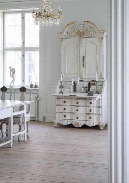 Eye For Design: Decorating With Swedish Gustavian White Painted Desks White Painted Desk, Gustavian Decor, Swedish Gustavian Furniture, Gustavian Interiors, French Provincial Decor, Swedish Gustavian Style, Gustavian Furniture, Swedish Decor, Gustavian Style