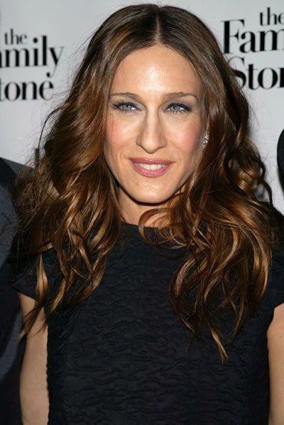 Sarah Jessica Parker shows off brunette locks at the premiere of 'The Family Stone.' Brown Men Outfit, Sarah Jessica Parker Hair, Carrie Bradshaw Hair, Cool Brown Hair, Family Stone, Hair Growth Challenge, Brown Hair Shades, Velvet Wedding, Hair Brown