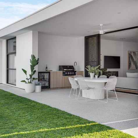 INTERIOR DESIGN | STYLING & DECORATING on Instagram Alfresco Bbq, Alfresco Kitchen, Outdoor Alfresco, Grand Designs Australia, Kitchen Wall Units, Indoor Kitchen, Outdoor Appliances, Alfresco Area, Bay House