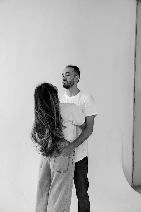 Couple Picture Studio, Couple Photoshoot White Background, Christmas Pfps Aesthetic, Studio Engagement Shoot, Studio Couples Photoshoot, Couple Christmas Photos, Couple Studio Photoshoot, Engagement Studio Photo, Christmas Pfp Aesthetic