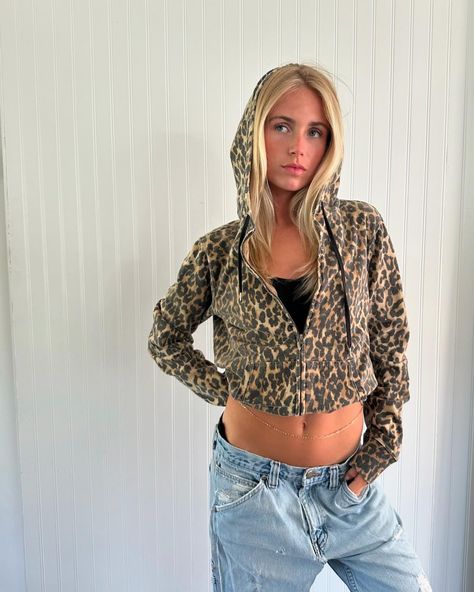 Vintage leopard hoodie 🐆 Leopard Hoodie, Cute Leopard, Vintage Leopard, Comfy Wear, Earthy Outfits, Cold Weather Outfits, Hoodie Outfit, Mode Inspo