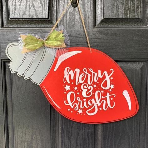 Christmas Bulb Wooden Sign, Paint Chip Crafts, Photo Decorations, Hanger Christmas, Door Hanger Christmas, Best Christmas Lights, Christmas Decorations Cheap, Christmas Craft Fair, Wooden Door Hanger