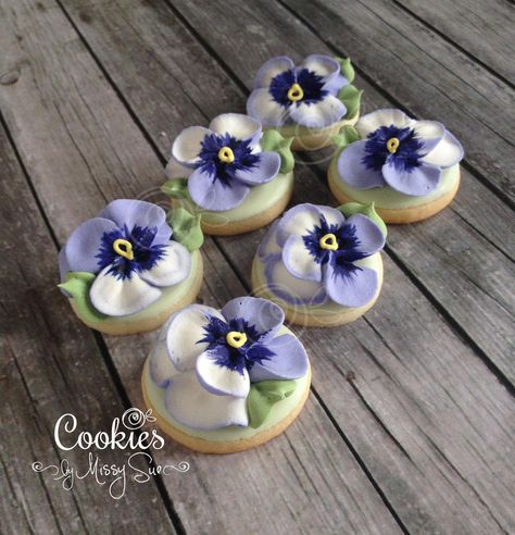 Purple & White Pansies | Cookies by Missy Sue White Pansies, Cupcakes Easy, Missy Sue, Flower Sugar Cookies, Royal Icing Flowers, Pansy Flowers, Icing Flowers, Cookie Connection, Spring Cookies