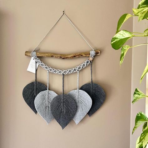 Macrame Projects Ideas, Grey Macrame, Macrame Feather Wall Hanging, Macrame Feathers, Boho Macrame Wall Hanging, Macrame Home Decor, Feather Wall Hanging, Bed Frame Design, Feather Wall