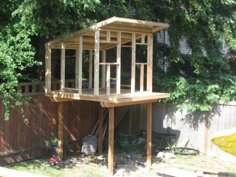 Tree House Roof Ideas, Cool Tree Houses For Kids, Backyard Fort, Play Fort, Kids Yard, Play Area Backyard, Tree House Plans, Backyard Kids Play Area, Tree House Diy