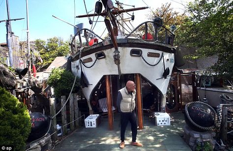 Man who spent 20 years converting home to look like a BOAT faces having to tear it down after he failed to get correct permits Homes On Land, Beach Style Living Room, Beach Property, Outdoor Bath, Unusual Homes, Garage Conversion, Chesapeake Bay, Bath House, Virginia Beach