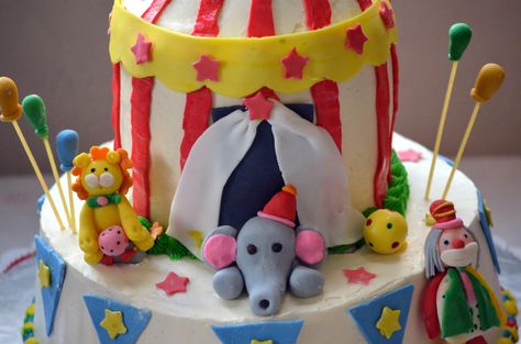 circus themed cake Carnival Themed Cakes, Dumbo Cake, Circus Birthday Cake, Circus Theme Cakes, Circus Cakes, Carnival Cakes, Circus Cake, Girl Parties, Circus Theme Party