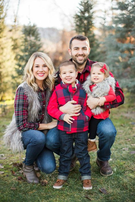 19 Xmas pictures! Family Christmas Pictures Outfits, Christmas Photos Outfits, Christmas Tree Farm Photos, Winter Family Pictures, Family Photo Outfits Winter, Christmas Pictures Outfits, Christmas Family Photoshoot, Family Christmas Outfits, Winter Family Photos