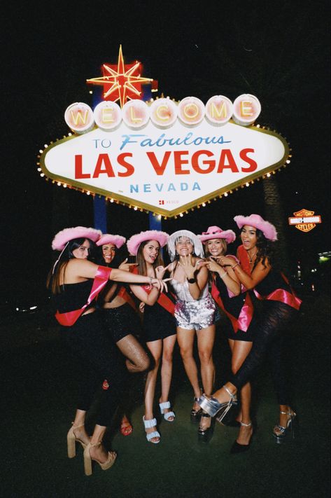 Las vegas sign bachelorette party photo Vegas Bachelorette Outfits, Las Vegas Bachelorette Party Outfits, Vegas Bachelorette Party Themes, Casino Bachelorette Party, Vegas Bachelorette Party Outfits, Bachelorette Party Outfit Themes, Las Vegas Party Theme, Bachelorette Party Pink, Birthday In Las Vegas