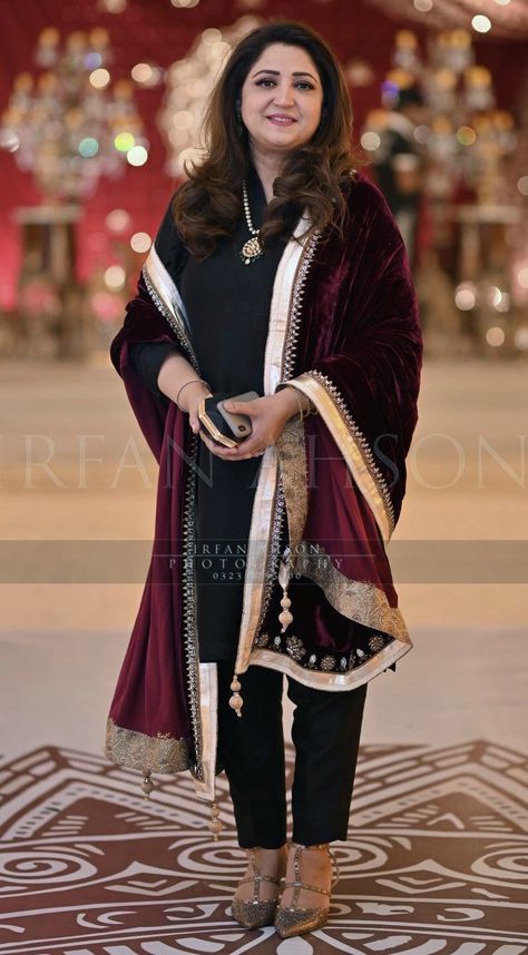 Guest on the Mehndi Black Dress For Wedding Guest Winter, Mehndi Dresses Pakistani, Mehndi Dresses Designs, Bridal Dresses Simple, Pakistani Bridal Mehndi, Mehndi Function Dresses, Simple Mehndi Dresses, Engagements Pictures, Bridal Mehndi Dresses