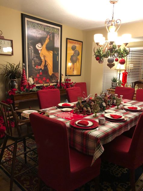 Tartan plaid Christmas Tree Inspiration Red And Gold, Christmas Dining Table Decorations, Christmas Dinner Table Settings, Dining Table Decorations, Red Gold Christmas, Red And Gold Christmas Tree, Christmas Dining Table, Christmas Dinner Table, Gold Christmas Decorations