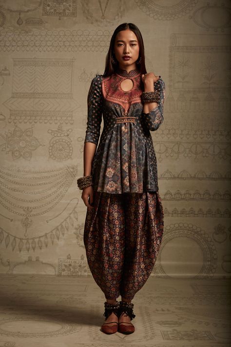 Larp Inspiration, Nikkah Dress, India Style, Indian Salwar Kameez, Office Job, Tarun Tahiliani, Bohol, Medieval Fashion, Looks Street Style