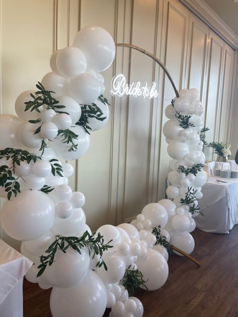 White Bridal Shower Theme, Bridal Shower Eucalyptus, Bridal Balloons, Shower Eucalyptus, Bridal Shower Venues, Bride To Be Decorations, Pearl Bridal Shower, Green Bridal Showers, Bride To Be Balloons