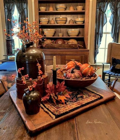 Furniture Bedroom Sets, Home Furniture Bedroom, Primitive Dining Room, Primitive Fall Decor, Moldes Halloween, Primitive Autumn, Primitive Dining Rooms, Primative Decor, Home Decor Cozy