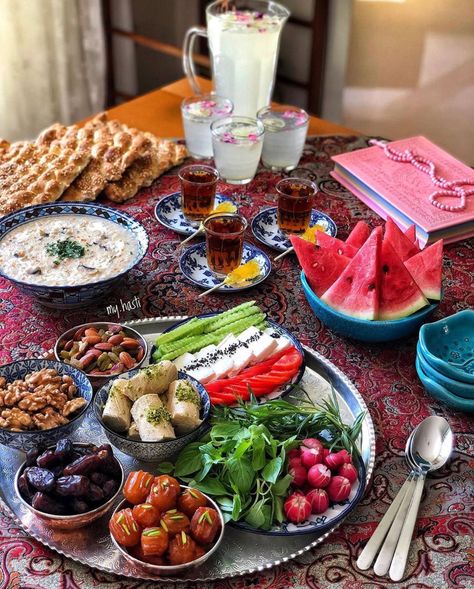 Middle Eastern Food Table, Persian Plates, Persian Food Iranian Cuisine, Halal Love, Different Types Of Food, Iran Food, Iranian Cuisine, Persian Cuisine, Iranian Food