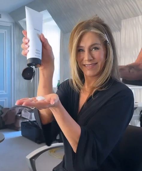 Jennifer Aniston Jennifer Aniston Instagram Stories, Jennifer Aniston Selfie, Jennifer Aniston Today, Aniston Hair, Emma Watson Style, Jennifer Aniston Hair, Jennifer Aniston Style, Jennifer Aniston Hot, Jenifer Aniston