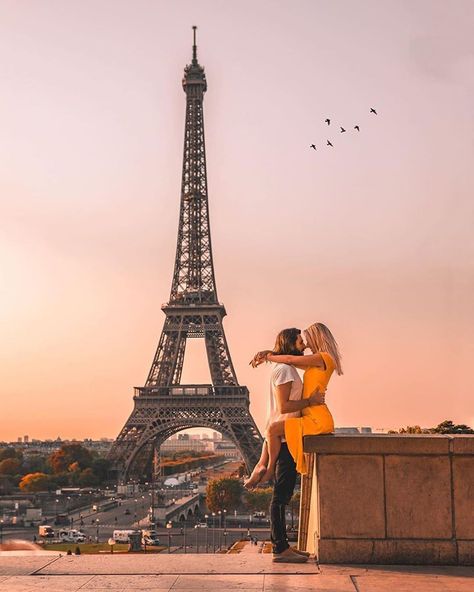 BEAUTIFUL TRAVEL COUPLES on Instagram: “Which beautiful photo in Paris is your favorite.. 1, 2, or 3?! 😍🇫🇷 ↡ 📸 @backpackdiariez and remember, tag us or use #beautifultravelcouples…” Paris Trip Outfits, Paris Photo Ideas, Paris Honeymoon, Paris Travel Photography, Paris Couple, Paris Family, Paris Vacation, Paris Pictures, Europe Photos