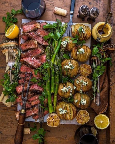 Meat And Veggies, Sommer Mad, Resep Seafood, Party Food Platters, Charcuterie Recipes, Deilig Mat, Food Platters, Food Presentation, Wedding Food