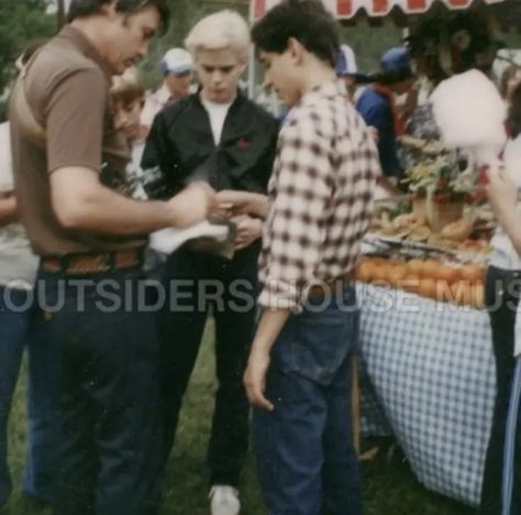 The Outsiders Cast Behind The Scenes, The Outsiders Museum, The Outsiders Rare And Unseen, The Outsiders Rare Photos, Outsiders Photos, Tommy Howell, Outsiders Cast, Ponyboy Curtis, Thomas Howell