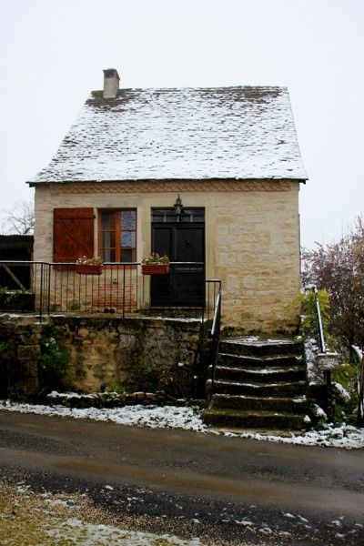 In this post I’m showing you this fantastic tiny stone cottage in the country side in France. If you live the busy life in a city there’s nothing like escaping for a little while to the… Tiny Stone Cottage, Stone Cottages Interior, Small Stone Cottage, Small Stone House, Stone Cottages, Old Stone Houses, Small Cottages, Ivy House, Tiny Cottage