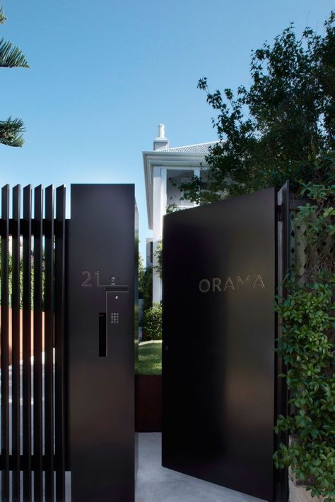 Orama by Smart Design Studio (2)                                                                                                                                                                                 Más Gard Modern, Tor Design, Home Designs Exterior, Modern Gate, Modern Fence Design, Front Gate Design, Entrance Gates Design, Casa Country, Door Gate Design