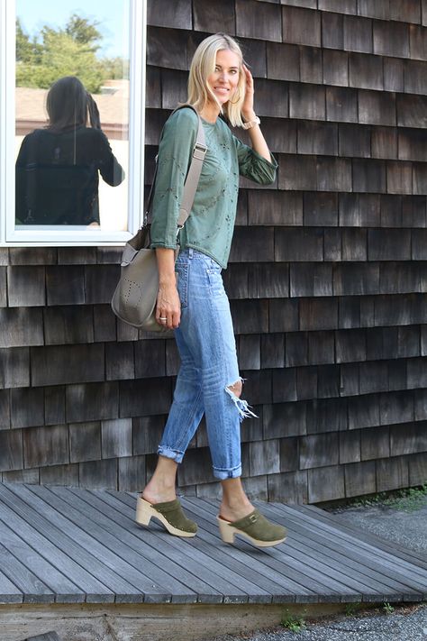 What’s Old is Now New – Last Nights Look Olive Green Clogs Outfit, Clog Outfit Fall, Styling Clogs, Outfits With Clogs, Lotta Clogs, Clog Outfits, Clog Outfit, Sandals Outfit Summer, Fashion Cycle