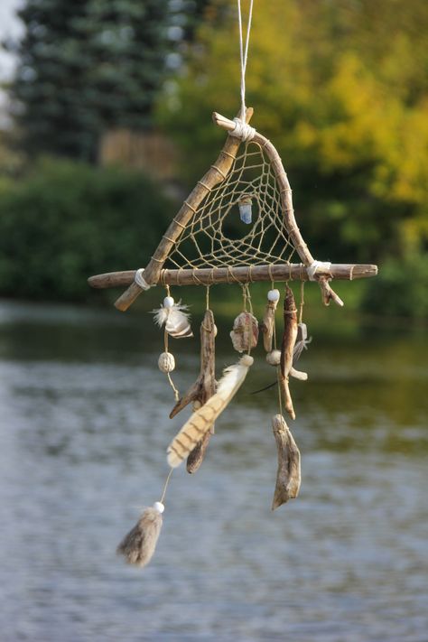 Pagan Dream Catcher, Drift Wood Dream Catcher, Dream Catcher Ideas Unique, Feather Decor Ideas, Witchy Diy Decor, Driftwood Dreamcatcher, Diy Feather Decor, Dream Catcher Ideas, Wood Dream Catcher