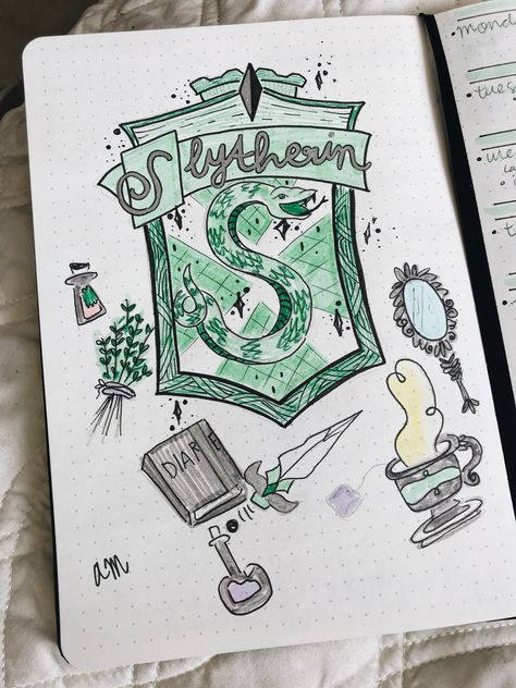 Sketchbook Art Inspiration Harry Potter, Slytherin Aesthetic Drawing, Sketch Book Harry Potter, Sketchbook Ideas Harry Potter, Slytherin Drawing Easy, Harry Potter Themed Drawings, Slytherin Journal Ideas, Draco Malfoy Journal, Slytherin Drawing Ideas