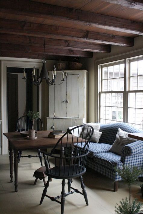 Rustic simplicity Primitive Living Room, Interior Livingroom, Farmhouse Living Room Decor Ideas, Rustic Farmhouse Living Room, Farmhouse Interior Design, Primitive Homes, Casa Vintage, Farmhouse Interior, Farmhouse Decor Living Room