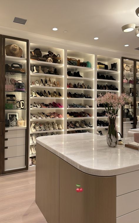 Walk In Shoe Closet, Dream House Closet, Walk In Closet Luxury, Rich Closet, Lotto Win, Clothing Room, Big Closet, Dream Closet Design, Luxury Closets Design