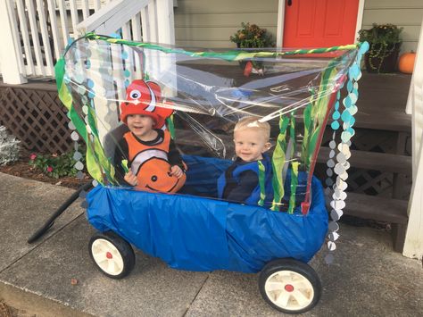 Finding Dory Finding Nemo Halloween wagon aquarium Nemo Wagon Costume, Zoo Halloween Costumes, Halloween Costumes Wagon, Nemo Halloween Costumes, Wonderfold Wagon Halloween Costumes, Halloween Costumes With Wagon, Wagon Halloween Ideas, Wagon Costume Ideas, Halloween Wagon Ideas