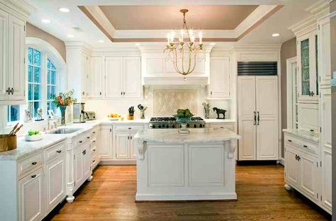 Transitional Kitchen with White Kitchen Cabinets Luxury White Kitchen Design, Luxury White Kitchen, Decorating Above Kitchen Cabinets, Above Kitchen Cabinets, Kitchen New York, Traditional Kitchen Design, White Kitchen Island, Farmhouse Kitchen Design, White Kitchen Design