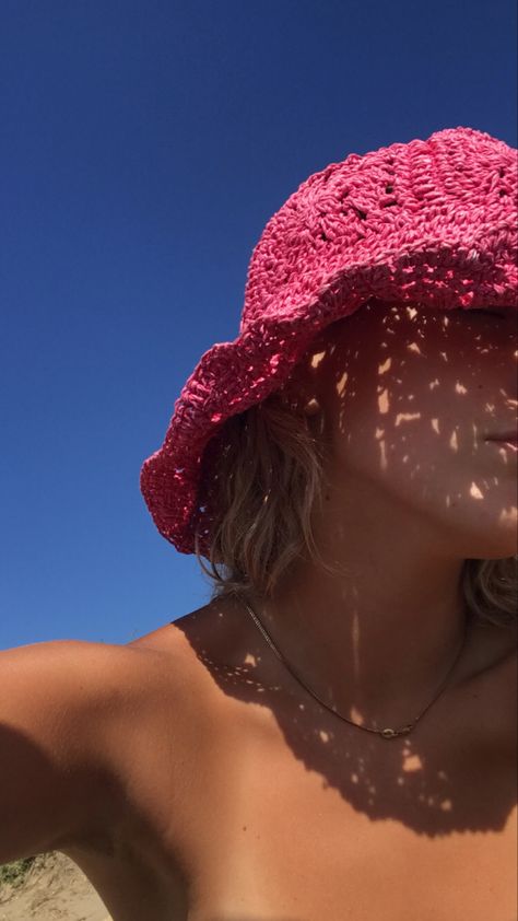 Beach, photos, summer, beach hat, hat, pink, summer hat, photo idea Pink Summer Hat, Beach Hat Aesthetic, Straw Hat Aesthetic, Pink Hat Outfit, Pink Beach Hat, Beach Aesthetic Photos, Straw Hats Outfit, Aesthetic Hat, Hot Pink Hat