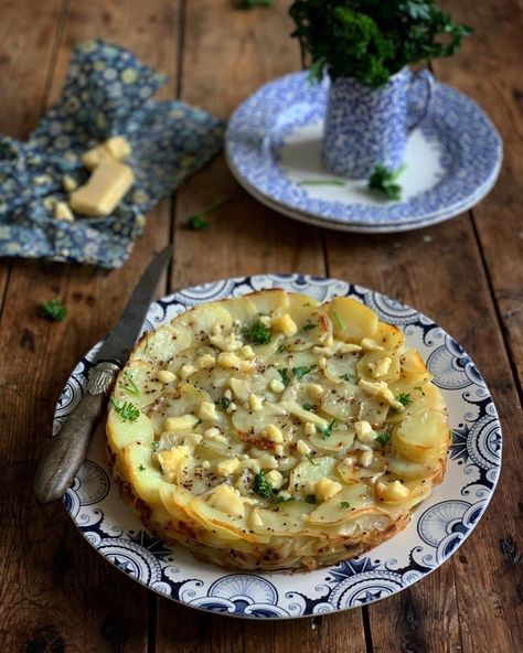 Welsh Onion Cake Caerphilly Cheese, Onion Cake, Cake Lavender, Welsh Food, Cauliflower Cakes, Savoury Treats, Veggie Pies, English Recipes, Welsh Recipes