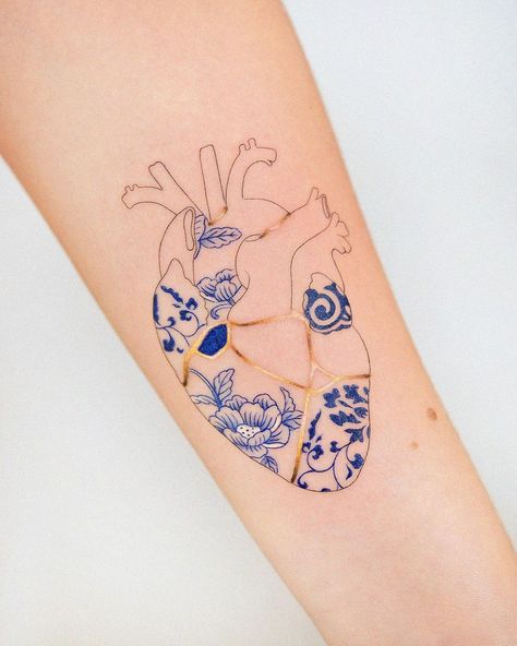 Kintsugi Tattoo Ideas, Seoul Tattoo, Kintsugi Heart, Kintsugi Tattoo, Korea Tattoo, Tatoo Inspiration, Tattoo Parlor, Gold Tattoo, Silhouette Tattoos