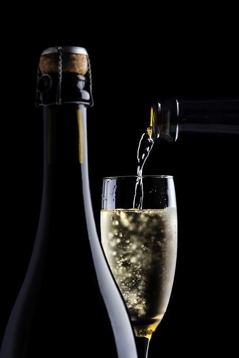 Sparkling Wine Photography, Wine Bottle Photography, Wine Production, Foto Macro, Wine Images, Glass Photography, Wine Photography, Creative Photography Techniques, Wine Art