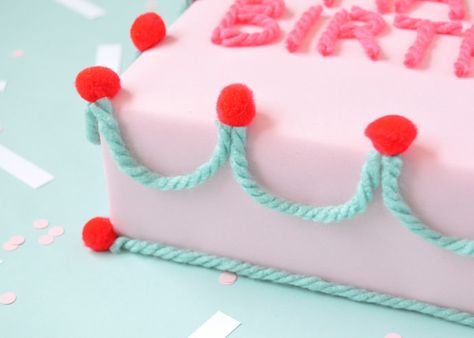 DIY Birthday Cake Gift Wrap Quirky Gift Wrapping Ideas, Gift Wrapping Inspiration Birthday, First Birthday Gift Wrapping Ideas, Fun Gift Wrapping Ideas For Kids, Birthday Gift Wrapping Ideas, Wrapping Ideas For Kids, Birthday Wrapping Ideas, Birthday Cake Gift, Diy Birthday Cake